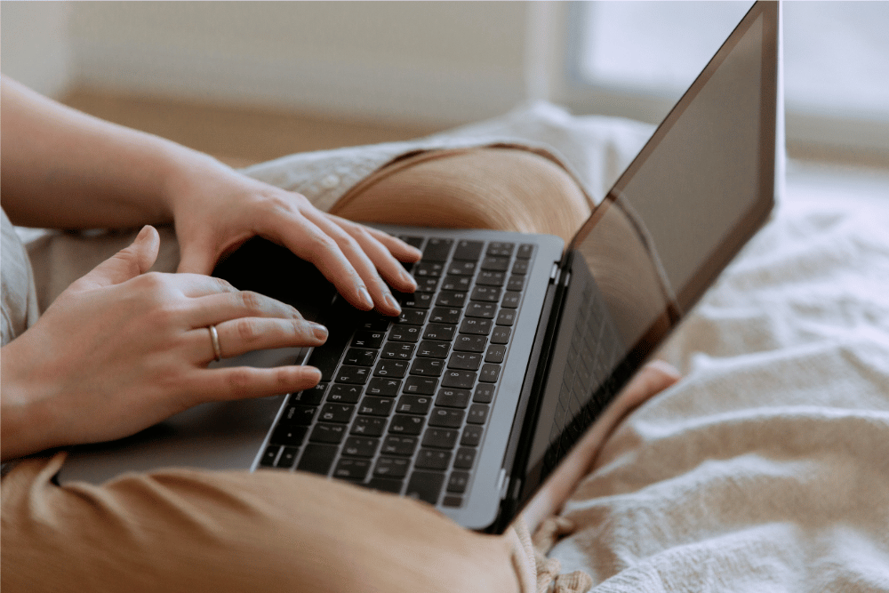 Woman typing on computer - DK